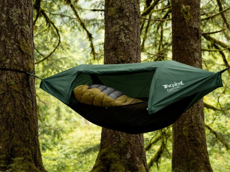 Hamac de survie avec moustiquaire et bâche anti-pluie intégrée suspendue dans la forêt