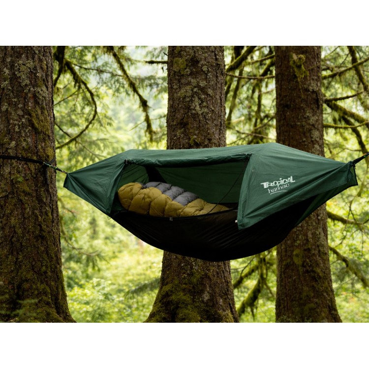 Hamac de survie avec moustiquaire et bâche anti-pluie intégrée suspendue dans la forêt