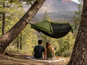 Hamac suspendu dans la forêt avec un  couple dans un magnifique paysage