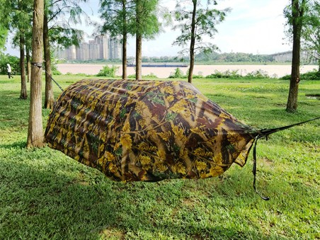 Hamac camouflage militaire tout-en-un avec moustiquaire et bâche imperméable suspendue dans la forêt