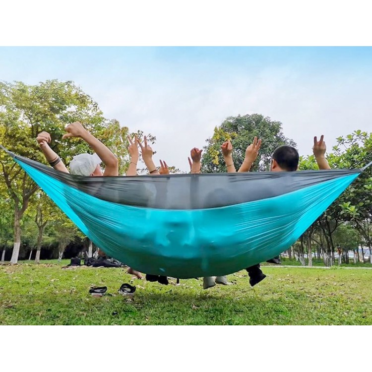 Une famille profitant d'un hamac outdoor flex XL en pleine nature