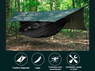 Hamac parachute vert armée avec moustiquaire + Tarp suspendu entre des arbres en environnement naturel
