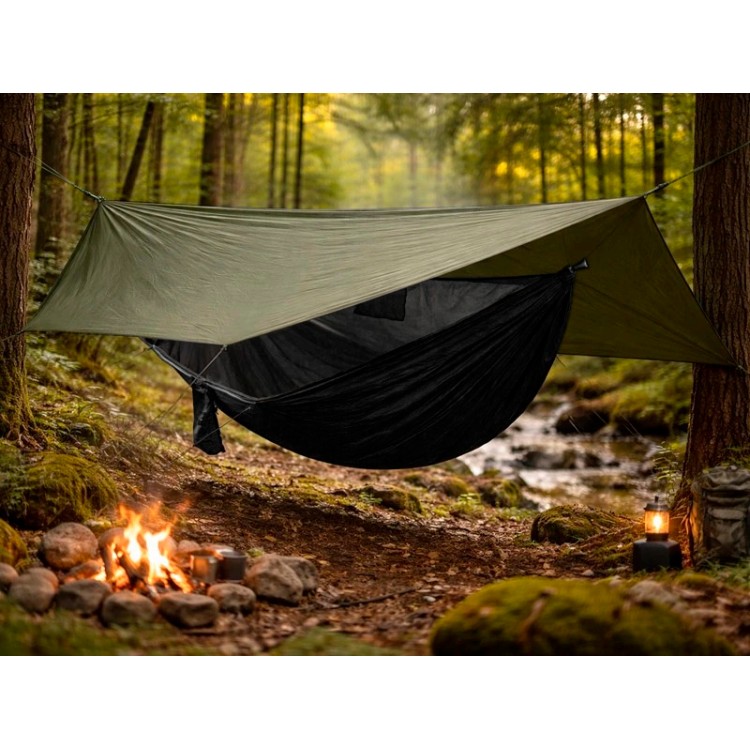 Hamac vert armée avec moustiquaire intégrée installé entre les arbres de la forêt