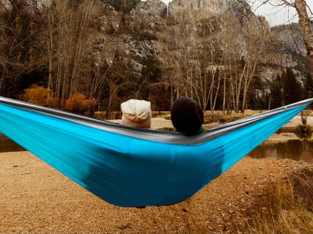 Un couple en train de s'amuser d'un hamac outdoor flex XL en pleine nature