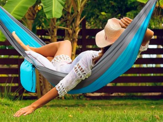 Une fille allongée dans un hamac outdoor flex XL