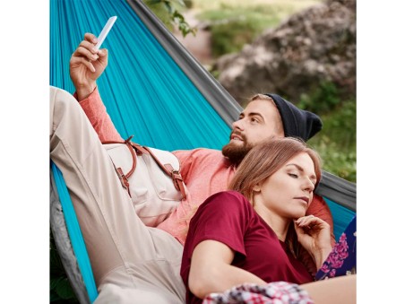 Un couple se reposant dans un hamac outdoor flex XL en toile de parachute