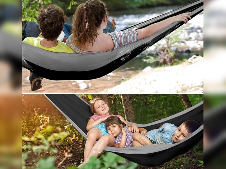 des personnes se reposant dans un hamac outdoor flex XL noir et gris en pleine nature