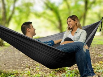 Un couple profitant d'un hamac outdoor flex XL noir et gris 300x200cmen pleine nature