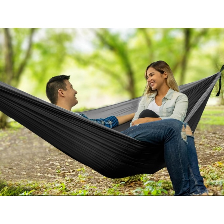 Un couple profitant d'un hamac outdoor flex XL noir et gris 300x200cmen pleine nature