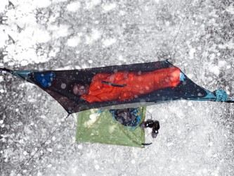 Installation du topquilt dans un hamac avec tarp, démontrant une protection efficace contre le froid et l’humidité