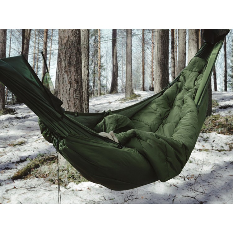 Hamac suspendu en pleine nature avec topquilt vert militaire, idéal pour le bivouac en conditions froides