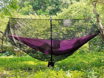 Exemple d’installation en environnement naturel, montrant l’espace intérieur et la couverture complète de la moustiquaire