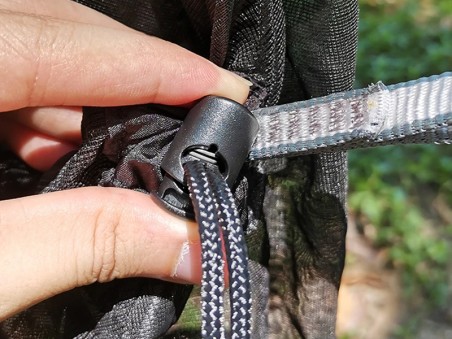 Système de réglage avec corde et boucle, permettant de tendre facilement la moustiquaire pour une installation stable