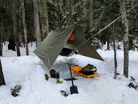 Tarp pour hamac utilisé en conditions hivernales avec protection contre la neige