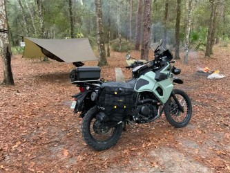 Tarp compact pour camping transporté en moto – idéal voyage et bivouac