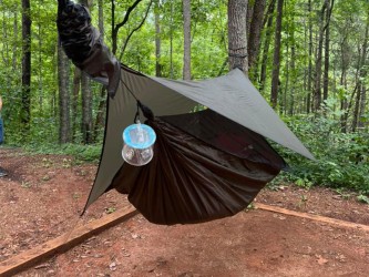 Installation tarp hamac en configuration fermée pour protection maximale