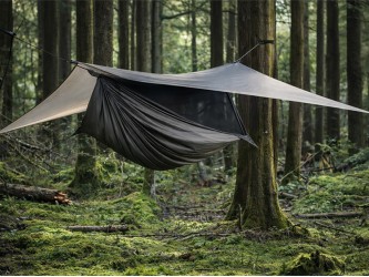 Tarp hamac installé en forêt pour créer un abri léger et ventilé