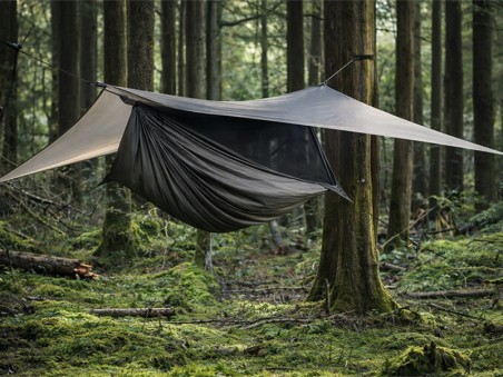Tarp hamac installé en forêt pour créer un abri léger et ventilé