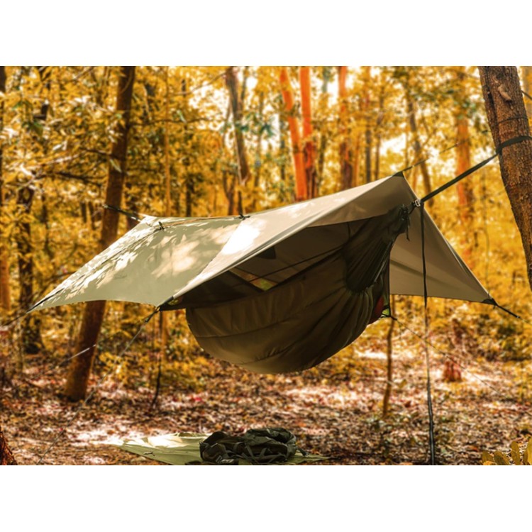 Tarp para hamaca instalado en bosque otoñal creando refugio impermeable