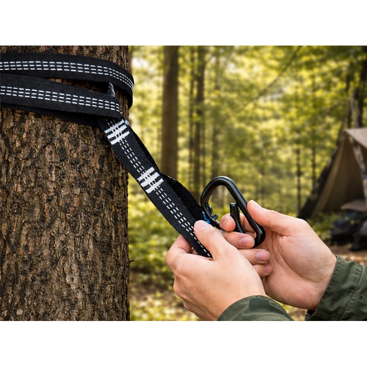 Sangle pour hamac fixée autour d’un arbre avec mousqueton – installation rapide