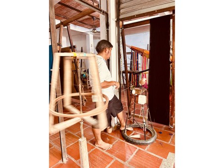 Artisan colombien en train de fabriquer un hamac