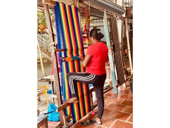 Artisan colombien en train de fabriquer un hamac