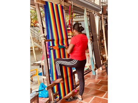 Artisan colombien en train de fabriquer un hamac