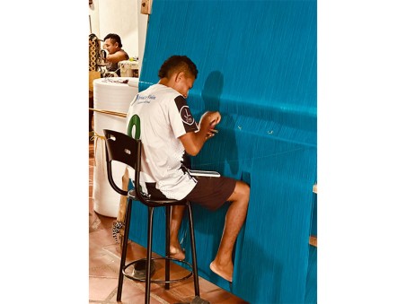 Artisan colombien en train de fabriquer un hamac