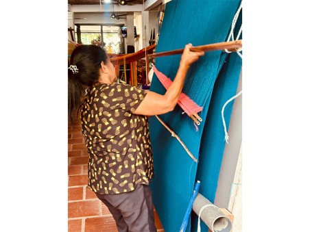 Artisan colombien en train de fabriquer un hamac