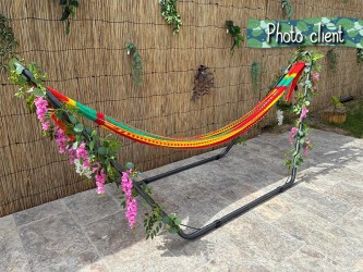 Photo fournie par le client : support universel décoré, avec un hamac mexicain XXL multicolore suspendu au bord de la piscine