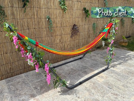 Photo fournie par le client : support universel décoré, avec un hamac mexicain XXL multicolore suspendu au bord de la piscine