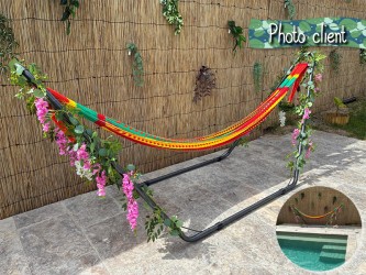 Photo fournie par le client : support universel décoré, avec un hamac mexicain XXL multicolore suspendu au bord de la piscine