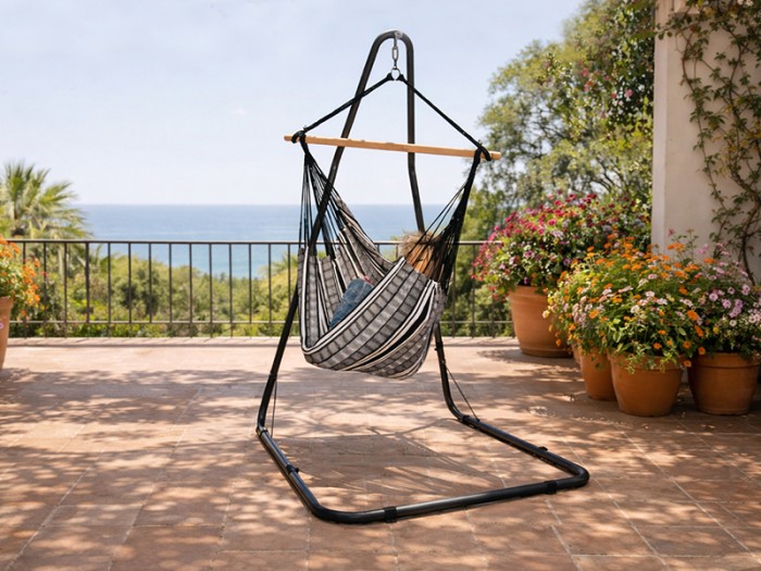 Hamac chaise Poligono noir XL support Soledad sur une terrasse fleurie