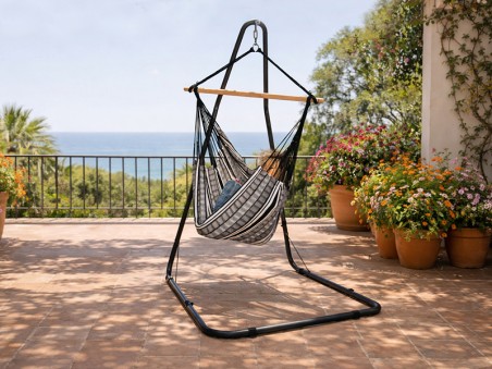 Hamac chaise Poligono noir XL support Soledad sur une terrasse fleurie