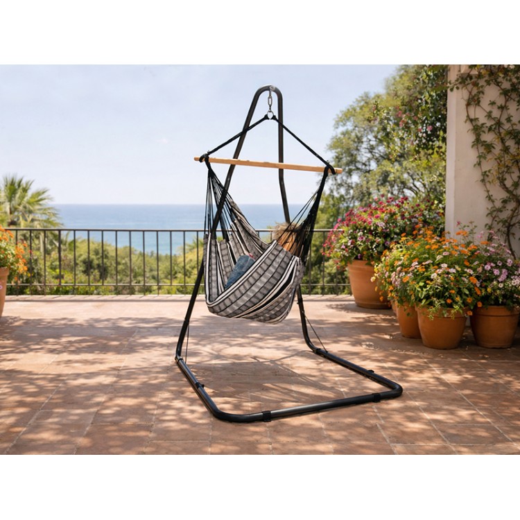 Hamac chaise Poligono noir XL support Soledad sur une terrasse fleurie