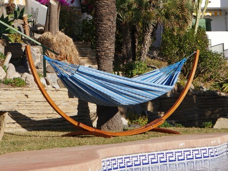 Support en bois pour hamac situé sur le sable de la mer
