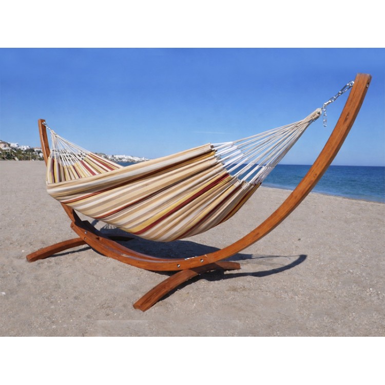 Hamac avec support bois Latino L Elisa au bord de la mer