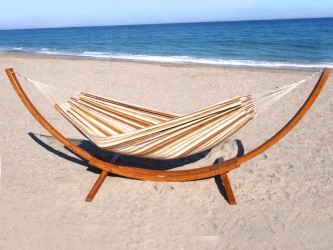 Hamac avec support bois Latino L Elisa au bord de la mer