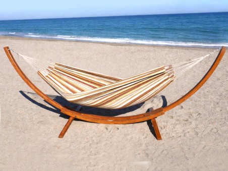 Hamac avec support bois Latino L Elisa au bord de la mer