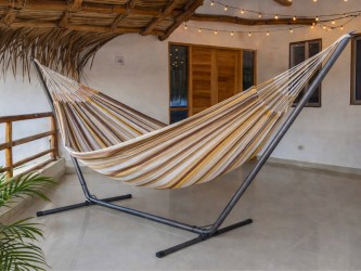 Hamac sur pied INKA L Elisa sur une terrasse