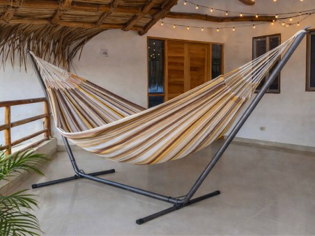 Hamac sur pied INKA L Elisa sur une terrasse