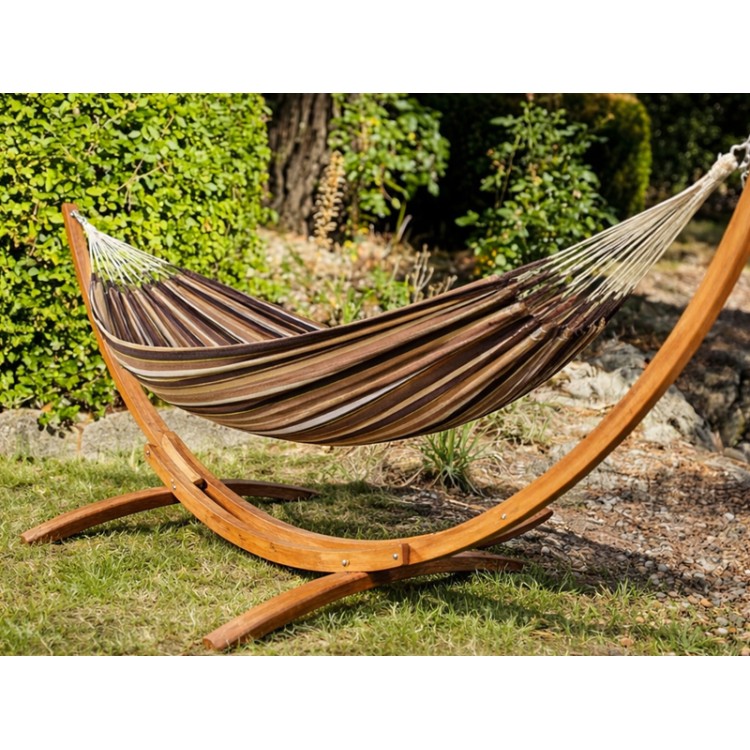 Hamac avec support bois Latino L Choco Oro située dans un jardin  très verdoyant