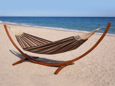 Hamac avec support bois Latino L Choco Oro située au bord de la mer