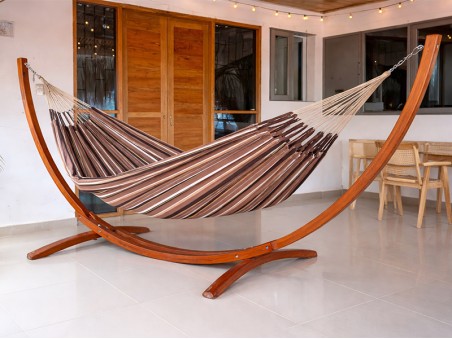 Hamac avec support bois Latino XL Choco Oro sur une terrasse très joliment décorée