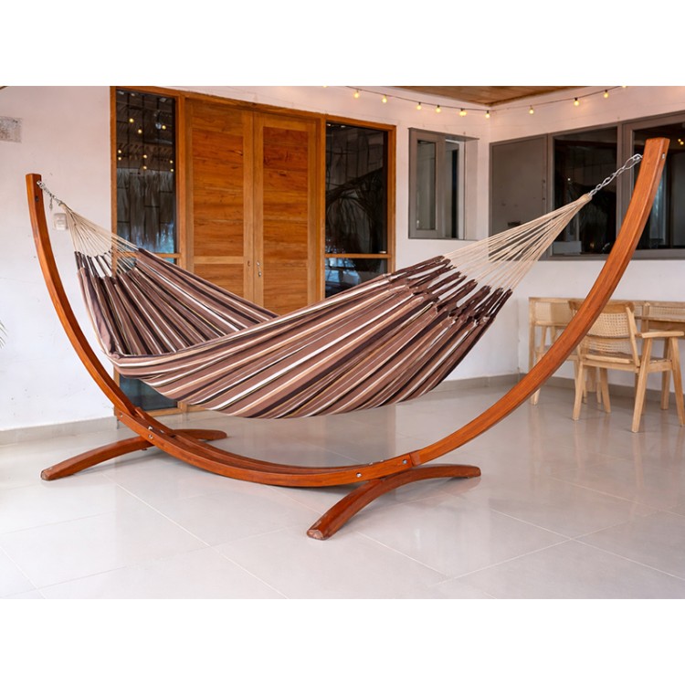 Hamac avec support bois Latino XL Choco Oro sur une terrasse très joliment décorée