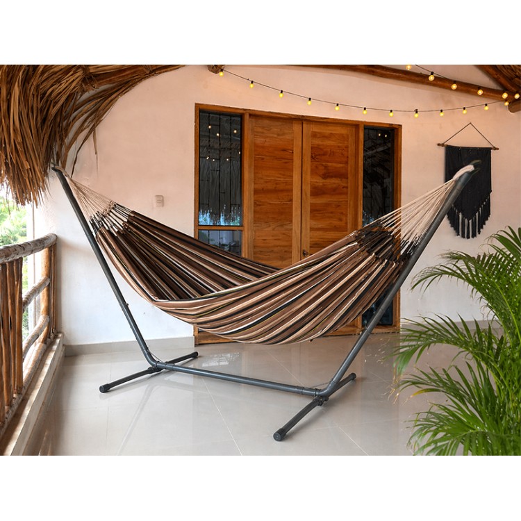 Hamac avec support Inka XL Choco Oro sur une terrasse éclairée aux allures tropicales