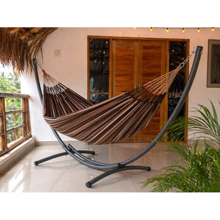 Hamac sur pied Azteka XL Choco Oro sur une terrasse éclairée aux allures tropicales