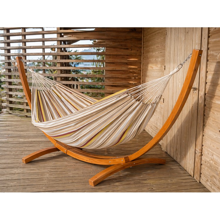Hamac avec support bois Latino XL Elisa située sur une terrasse en bois