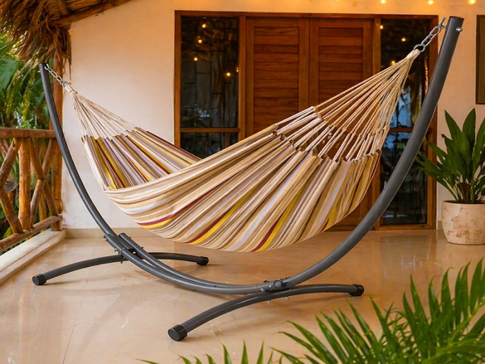 Hamac sur pied Azteka XL Elisa sur une terrasse