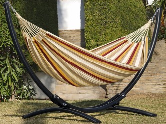 Hamac sur pied Azteka XL Elisa dans un beau jardin